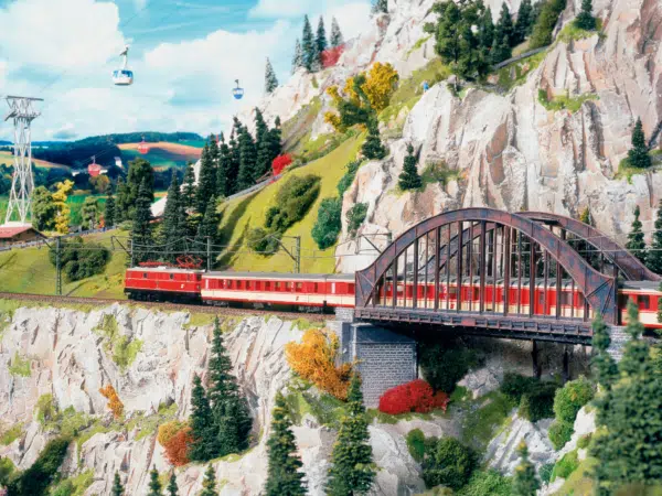 Ihr seht die Eisenbahnbrücke in den Alpen im Miniformat im Miniatur Wunderland Hamburg in der Nähe vom JUFA Hotel Hamburg Hafen City. Der Ort für erlebnisreichen Städtetrip für die ganze Familie und der ideale Platz für Ihr Seminar.