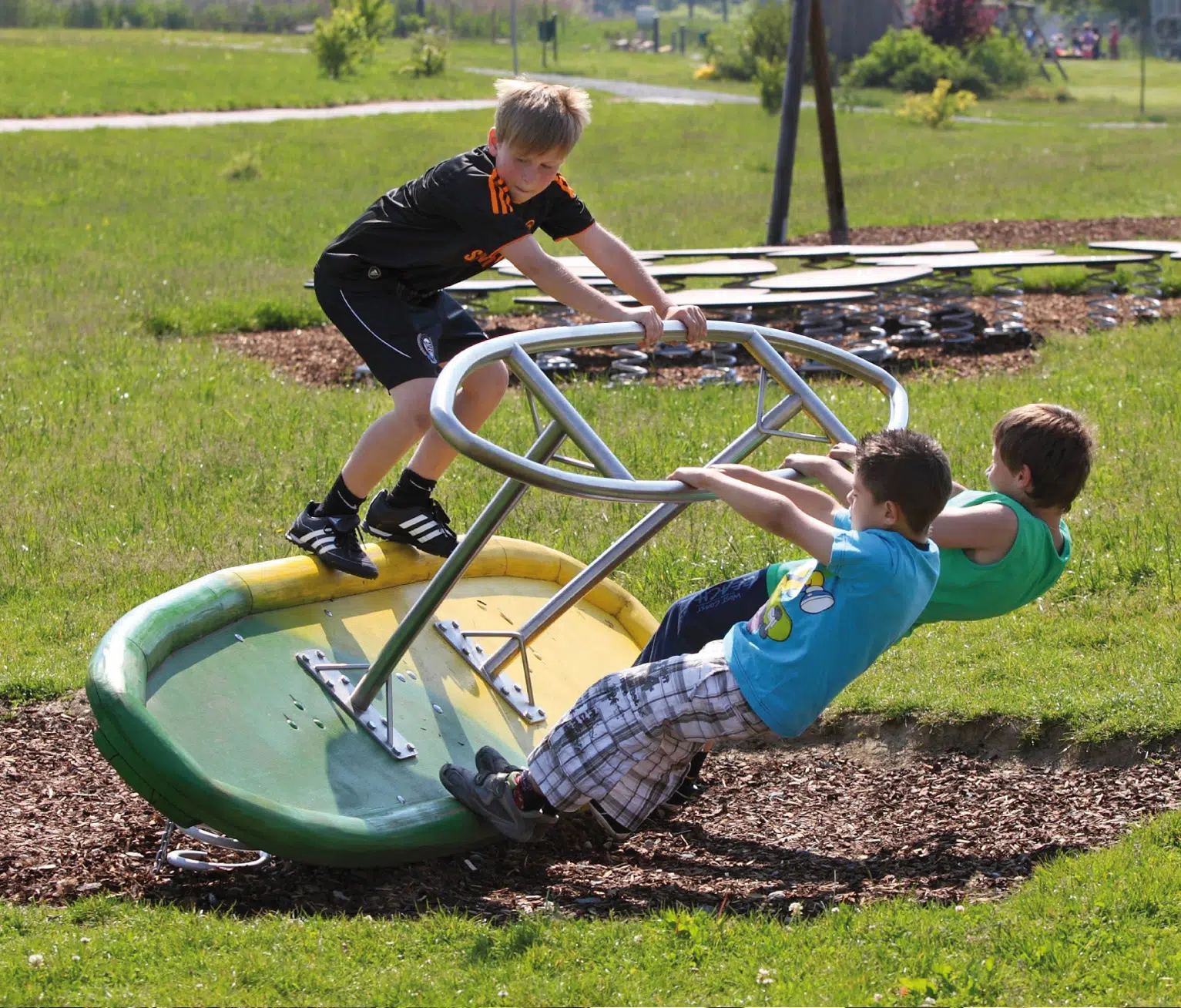 Motorikpark Gamlitz in der Steiermark mit Jungs auf Bewegungsstation