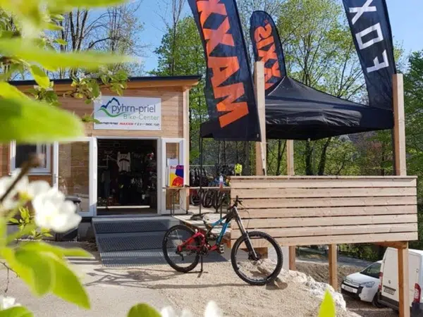 Ihr seht den Eingangsbereich zum Mountainbike-Store und Guide Polz in Pyhrn-Priel im Frühling.