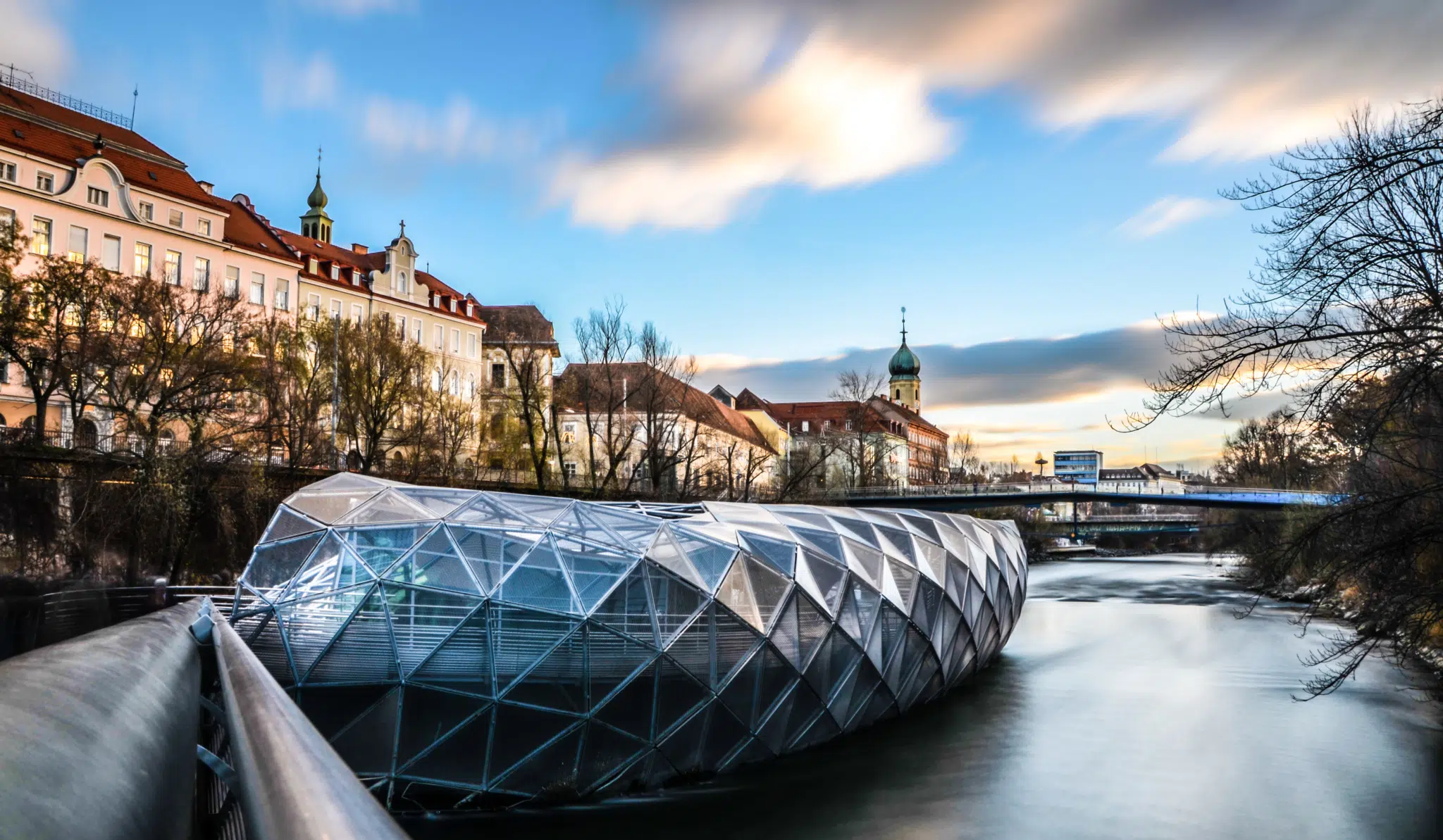 Ihr seht die Murinsel in der Mur in Graz.