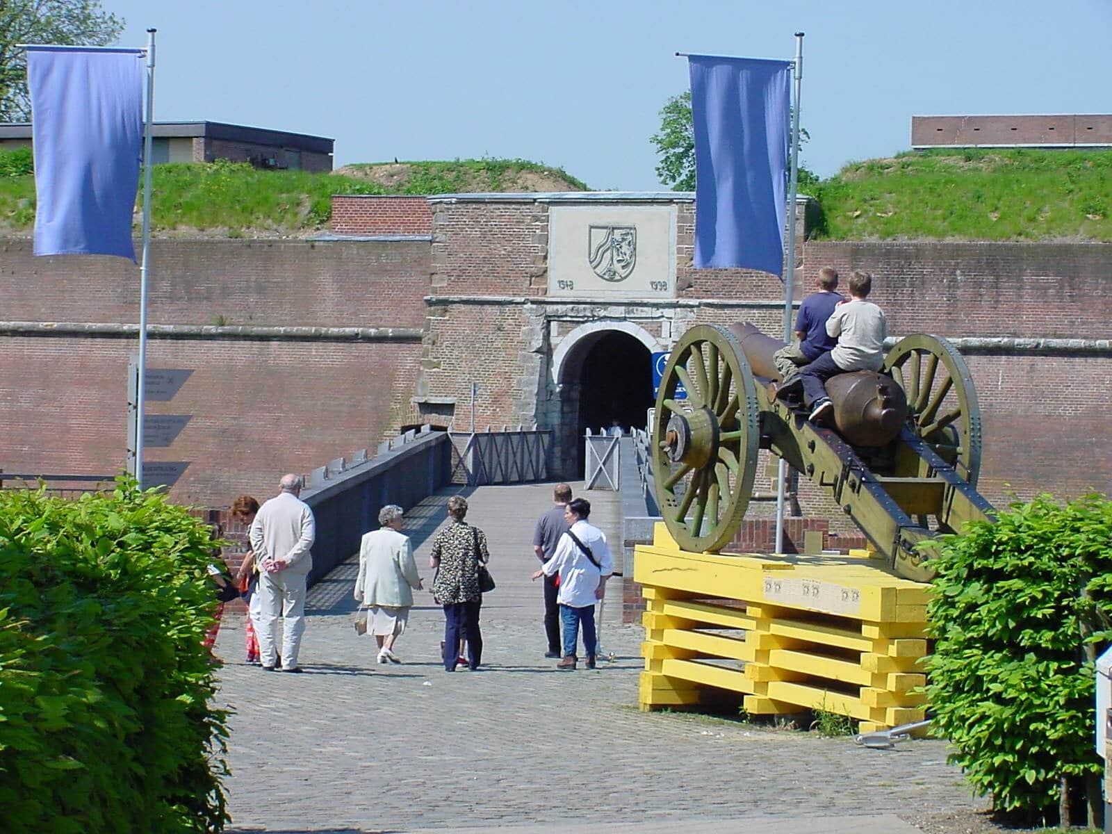 Menschen vor dem Eingang des Museum Zitadelle Jülich in der Nähe vom JUFA Hotel Jülich. Der Ort für erholsamen Familienurlaub und einen unvergesslichen Winter- und Wanderurlaub., fahnen, freizeittipp, highlight, jülich, menschen, museum zitadelle, museumseingang, nordrhein-westfalen, rheinland, sommer, zitadelle