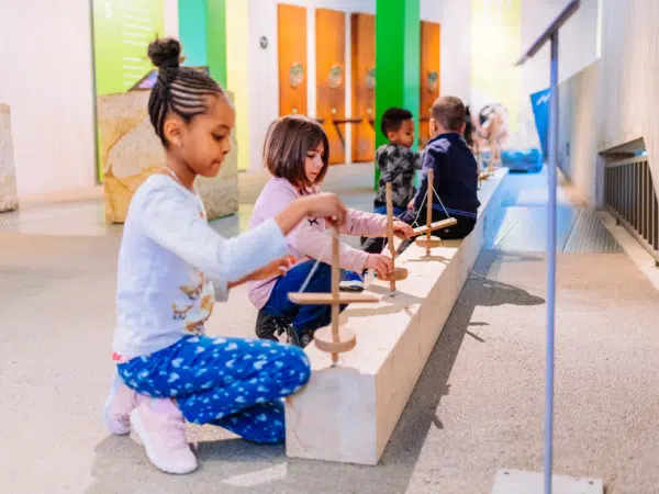 Ihr seht Kinder in einer Ausstellung des Neanderthalmuseums Mettmann.