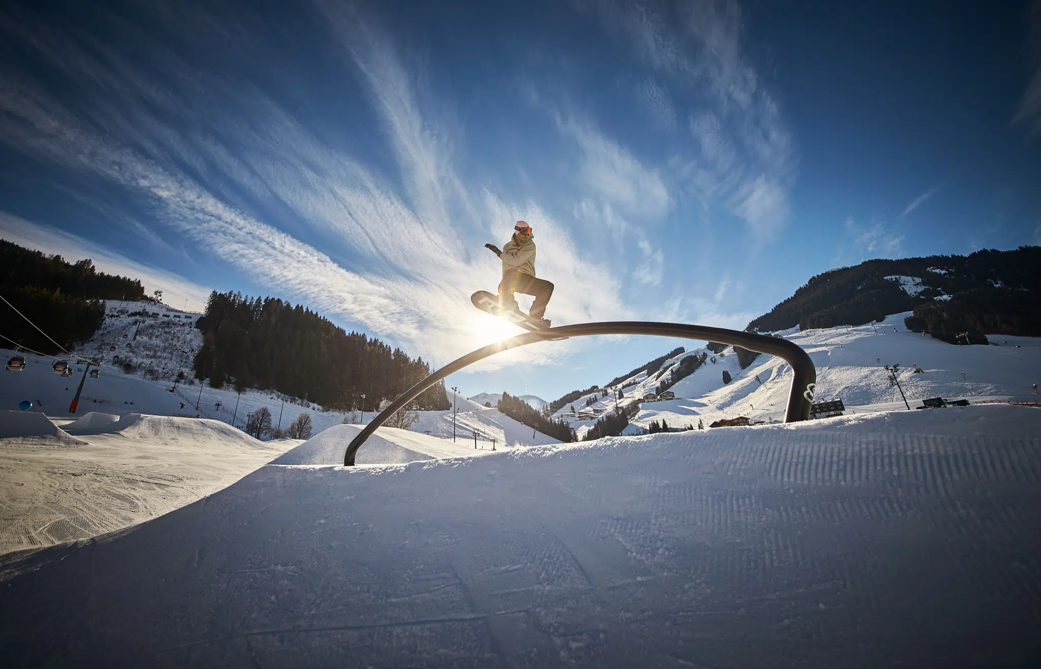 Ihr seht einen Skifahrer im Nightpark in Saalbach.