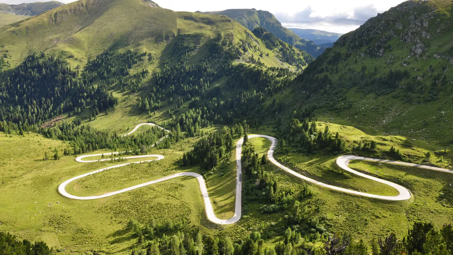 Ihr seht die Serpentinen der Nockalmstraße im Sommer in Kärnten in der Nähe vom JUFA Hotel Hochrindl***.