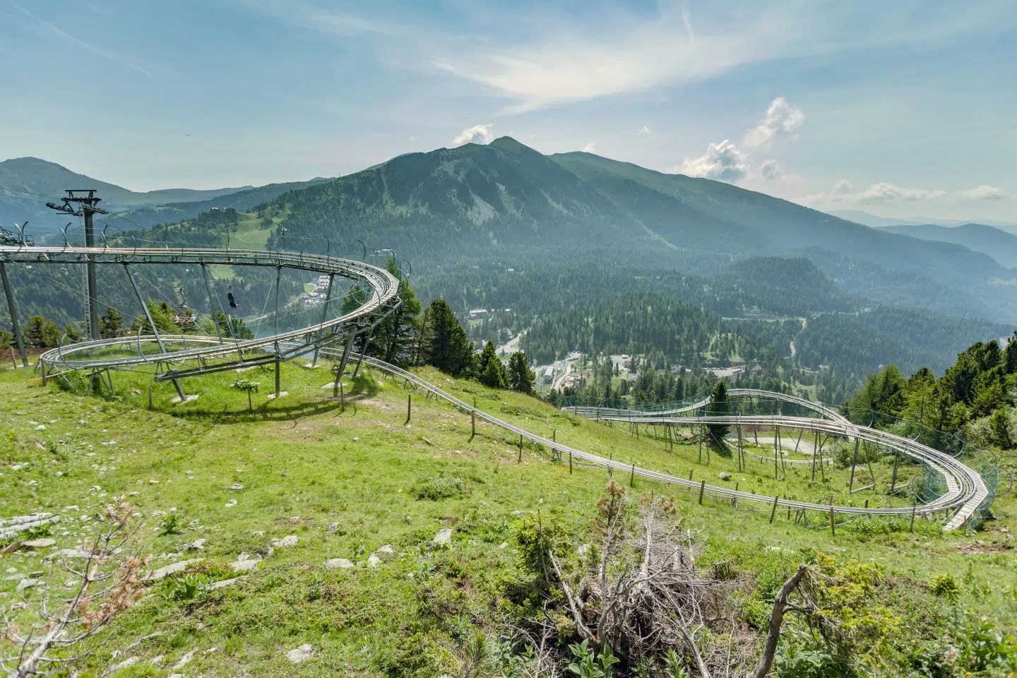 Ihr seht die Sommerrodelbahn Nocky Flitzer in wunderschöner Berglandschaft.