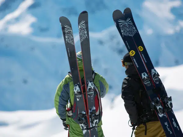 Skitourengehen in Laterns mit Skiern am Rücken