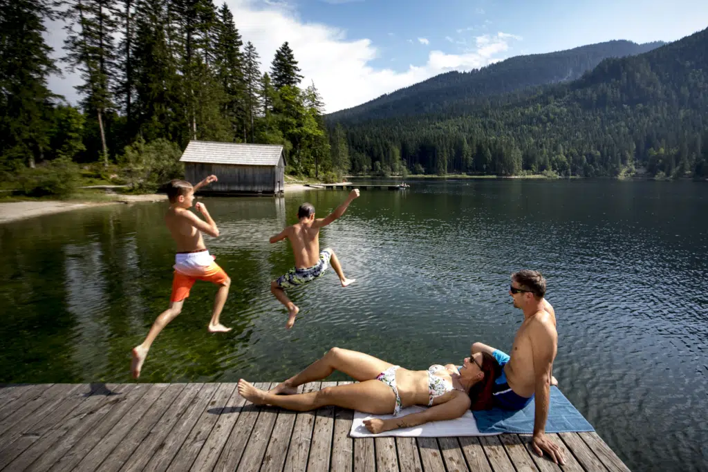 Sie sehen Menschen baden am Ödense in der Nähe vom JUFA Hotel Altaussee***. Der Ort für kinderfreundlichen und erlebnisreichen Urlaub für die ganze Familie.