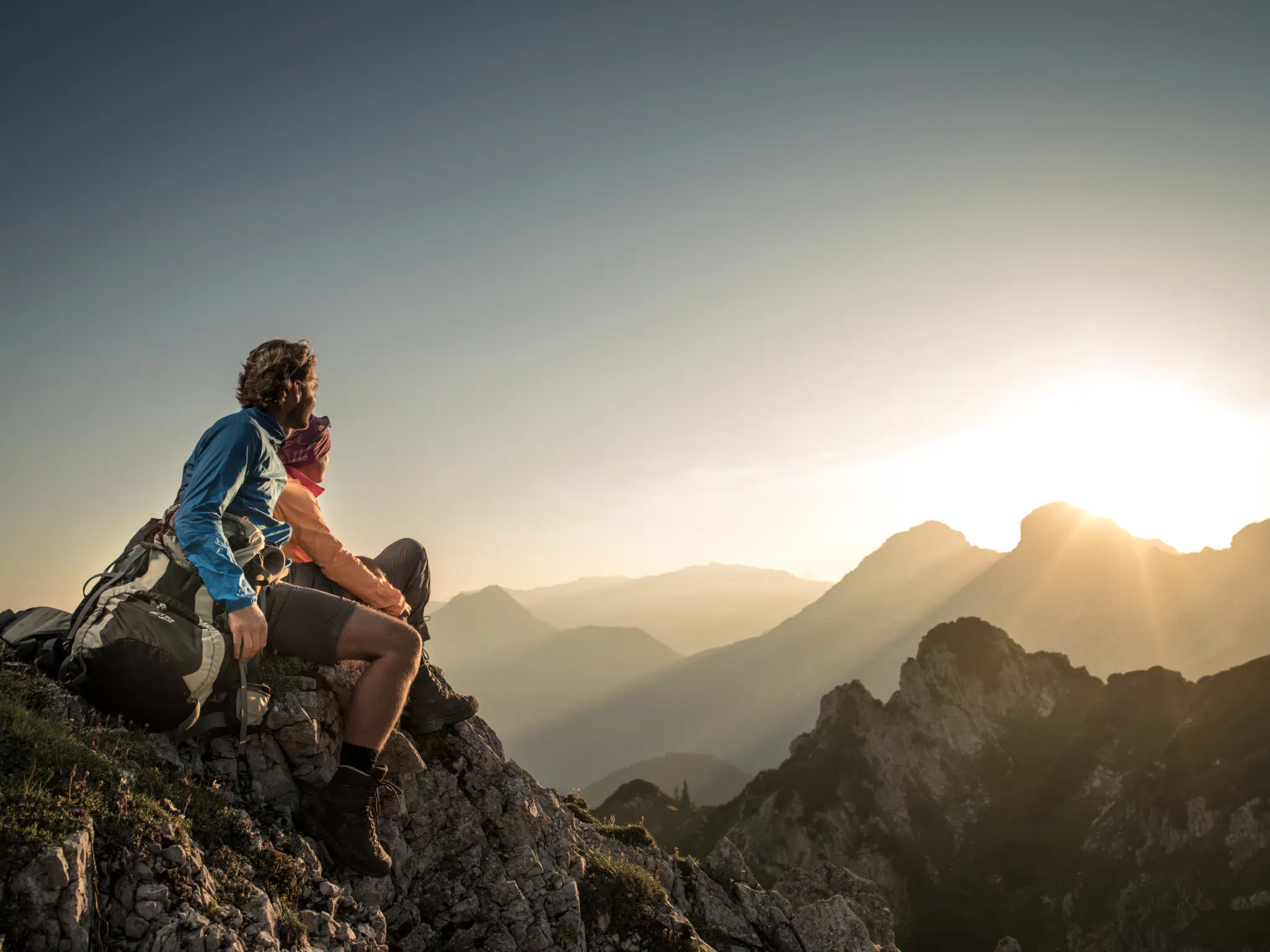 Ihr seht ein Paar, das sich an der magischen Bergkulisse im Nationalpark Gesäuse erfreut. JUFA Hotels bietet Ihnen den Ort für erlebnisreichen Natururlaub für die ganze Familie.