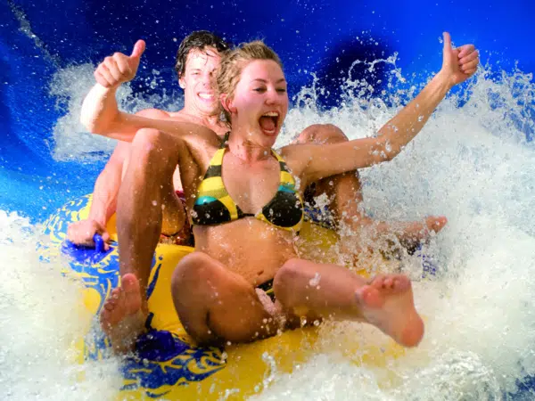 Paar auf Wasserrutsche in der H2O-Therme in der Steiermark