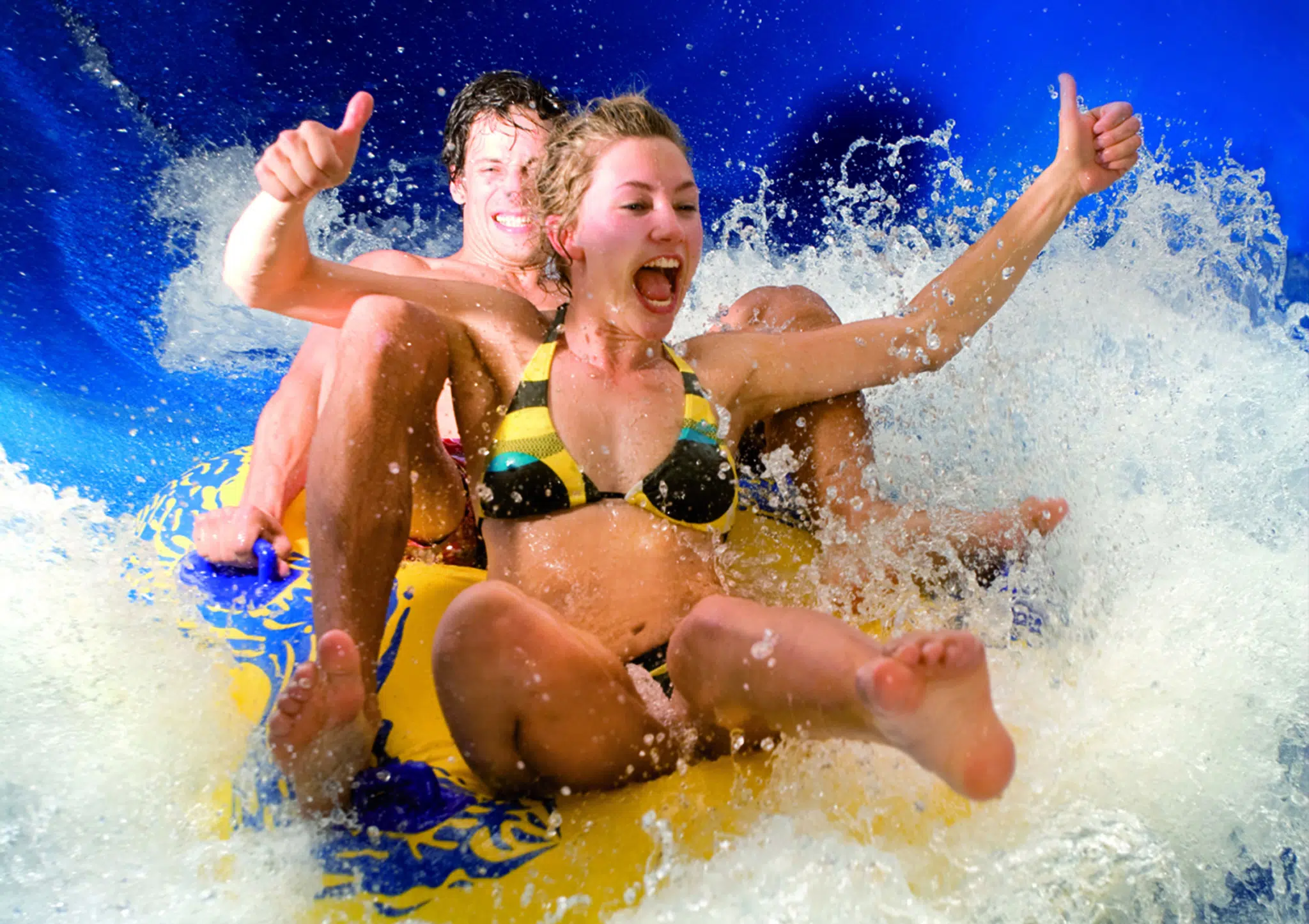 Paar auf Wasserrutsche in der H2O-Therme in der Steiermark