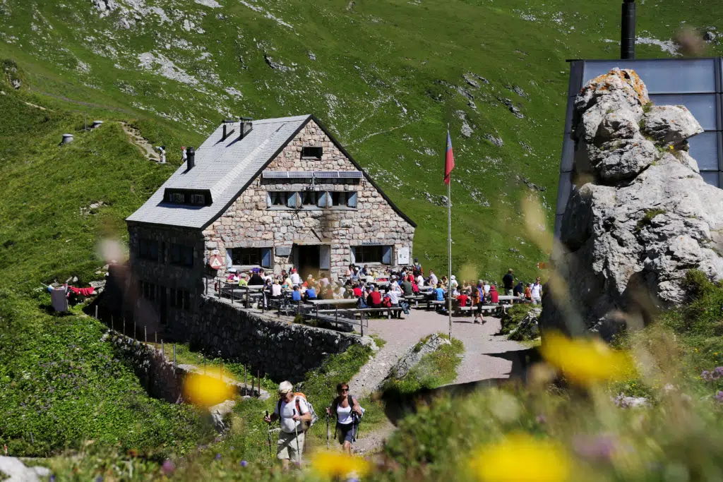 Pfälzerhütte mit Wanderer in den Liechtensteiner Alpen