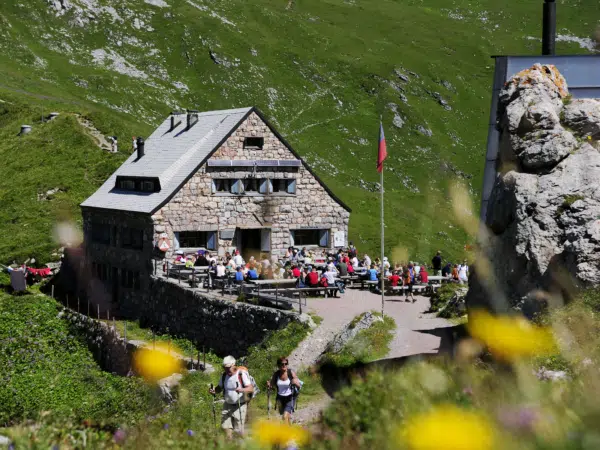 Pfälzerhütte mit Wanderer in den Liechtensteiner Alpen