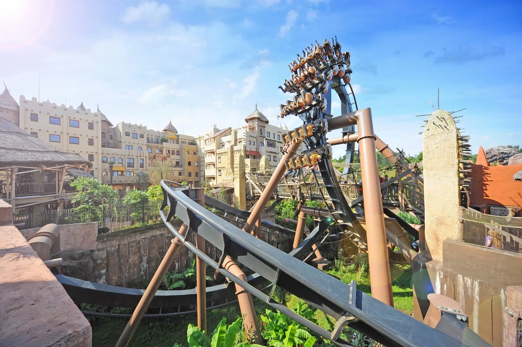 Achterbahnfahren mit der Black Mamba im Phantasialand in Nordrhein-Westfalen in der Nähe von JUFA Hotels. Der Ort für kinderfreundlichen und erlebnisreichen Urlaub für die ganze Familie.