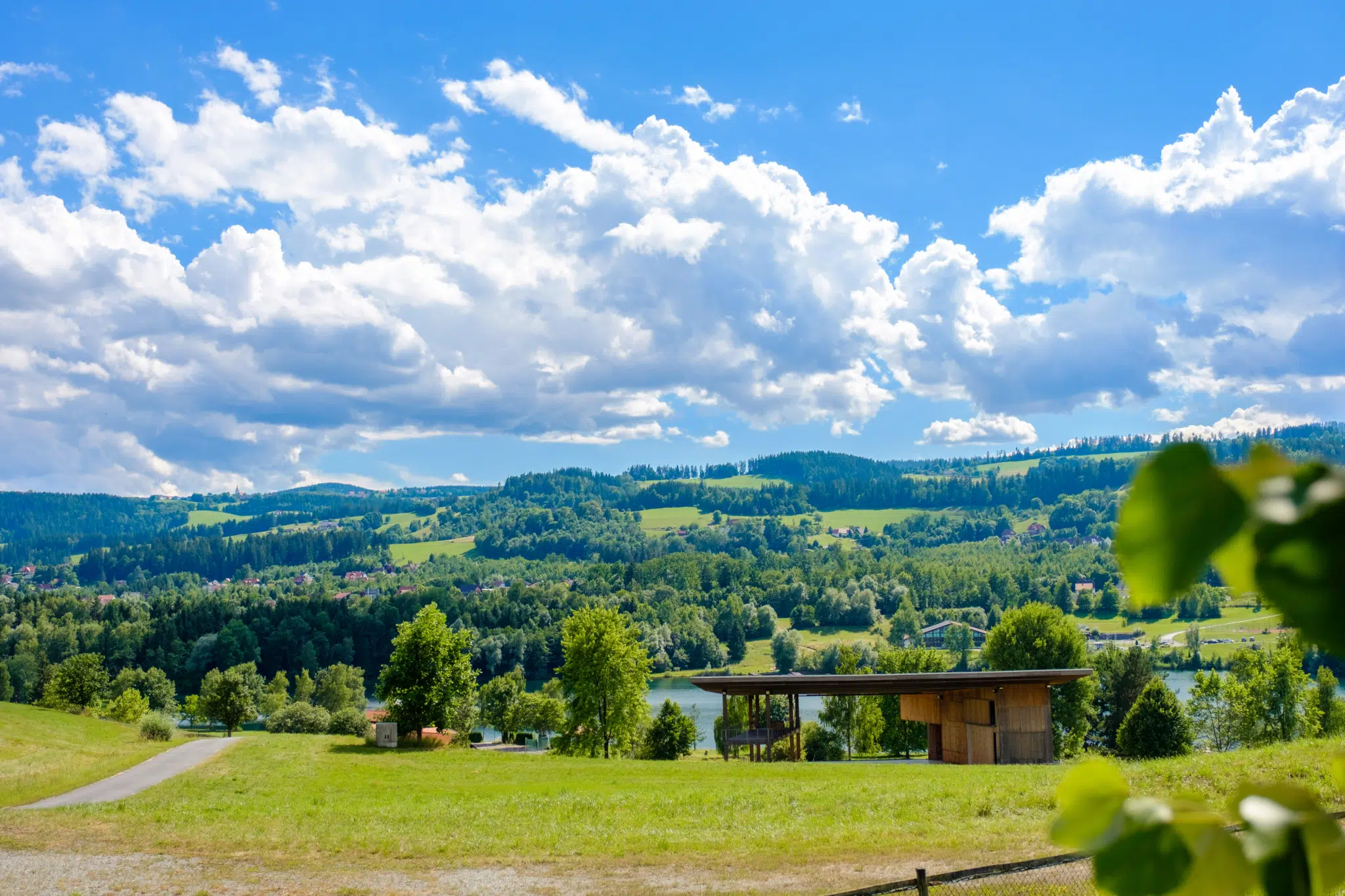 Landschaftsblick über den Pibersteinsee in der Weststeiermark