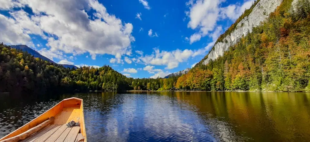 Sie sehen den malerischen Toplitzsee im Ausseerland bei einer Plättenfahrt. JUFA Hotels bietet tollen Sommerurlaub an schönen Seen für die ganze Familie.