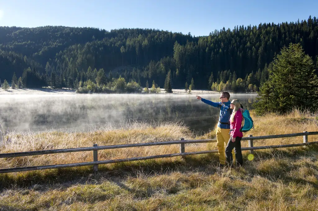 Ihr seht zwei Personen beim Wandern am Prebersee.