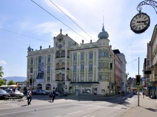 Ihr seht das Rathaus in Gmunden bei Sonnenschein. JUFA Hotels, der Ort für erholsamen Paar- oder Familienurlaub.