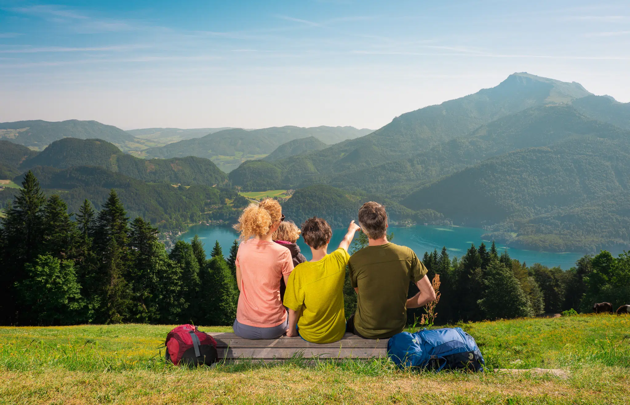 Sie sehen eine Familie beim Erkunden der Landschaft im Salzkammergut. JUFA Hotels bietet erholsamen Familienurlaub und einen unvergesslichen Winter- und Wanderurlaub.