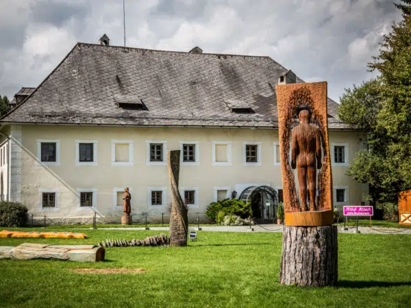 Ihr seht die Außenansicht von Schloss Albeck in Sirnitz in Kärnten im Sommer.