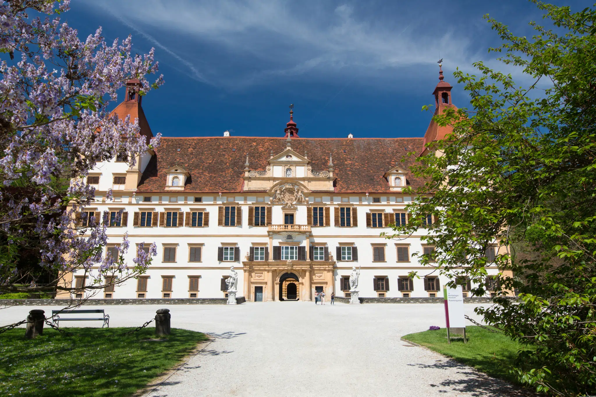 Ihr seht eine Frontalansicht des Schloss Eggenberg in Graz.