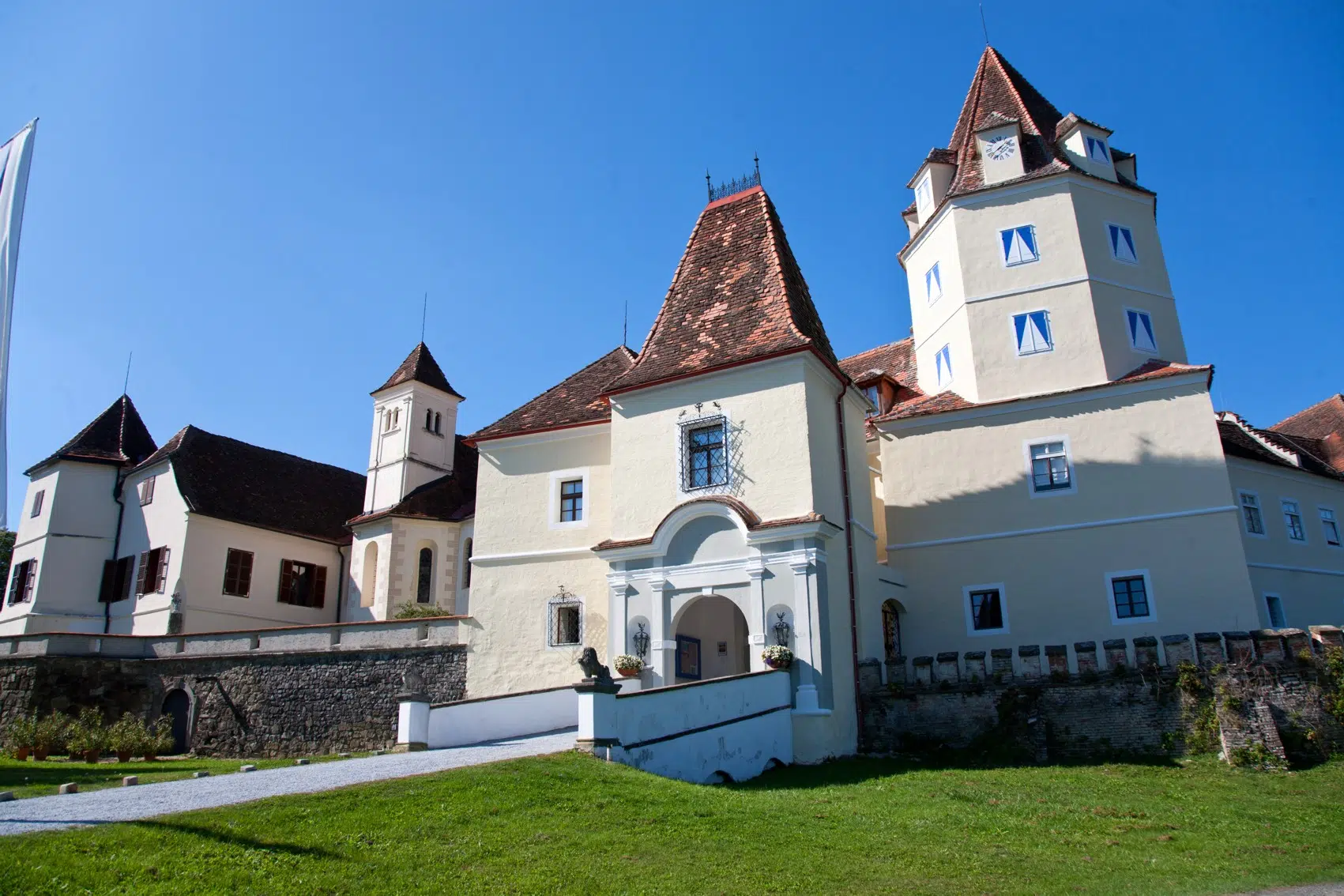 Außenansicht vom Schloss Kornberg im Sommer. JUFA Hotels bieten erholsamen Familienurlaub und einen unvergesslichen Winter- und Wanderurlaub.