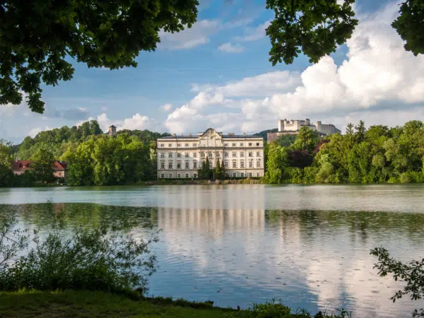 Leopoldskroner Weiher mit Blick auf das Schloss Leopoldskron. Im Hintergrund die Festung Hohen Salzburg.