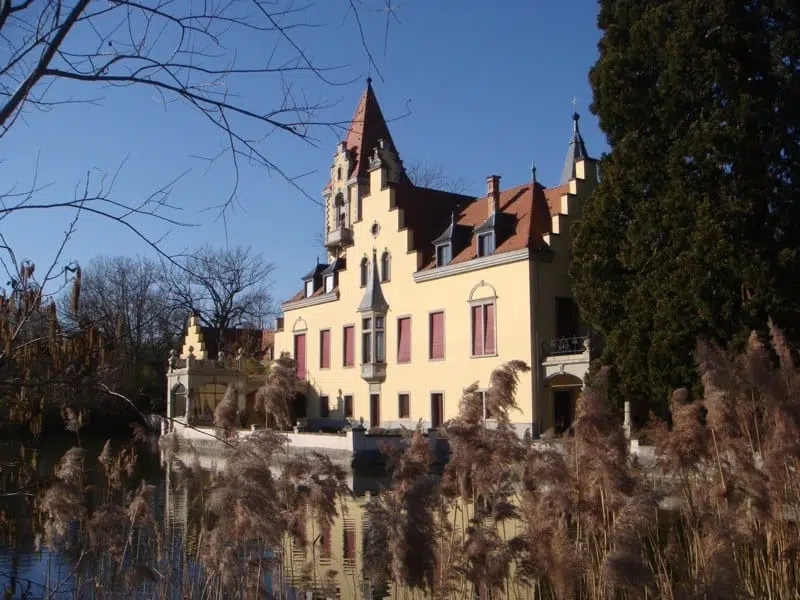 Aussenansicht des Schloss Seeheim bei Meersburg. JUFA Hotels bietet erlebnisreichen Städtetrip für die ganze Familie und den idealen Platz für Ihr Seminar. , Bodensee, deutschland, freizeittipps, gebäude, highlights, Landschaft, Meersburg, natur, neues schloss, Schloss, schloss seeheim, Wasser