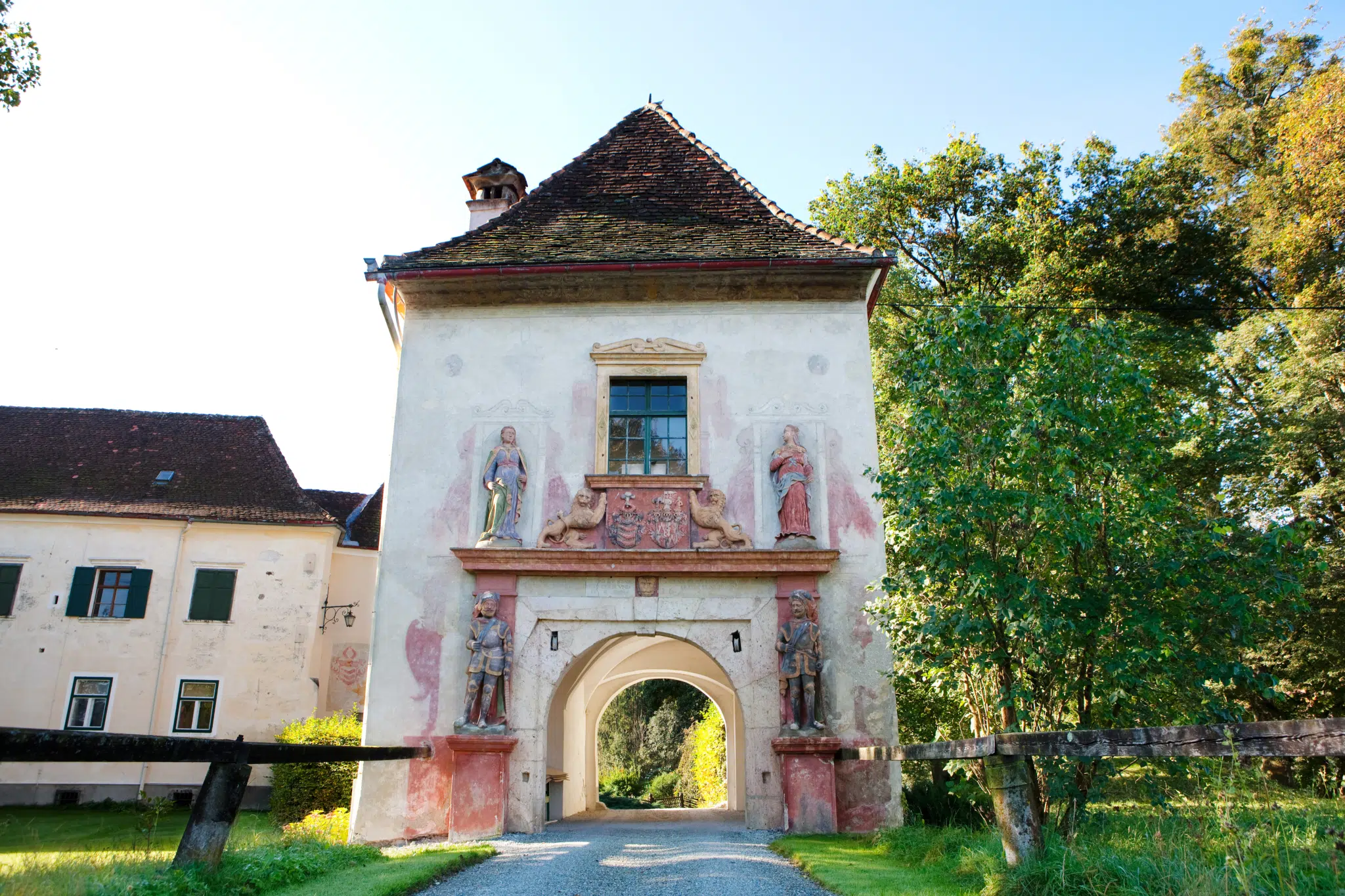 Ihr seht das Tor von Schloss Stadl. JUFA Hotels bietet erholsamen Familienurlaub und einen unvergesslichen Winter- und Wanderurlaub.