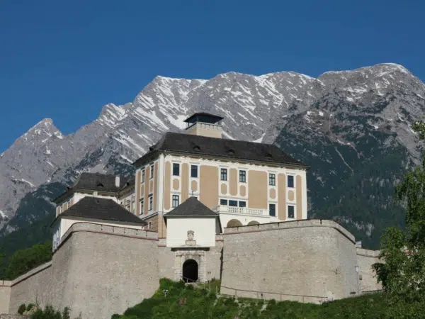 Schloss Trautenfels mit Grimming in der Steiermark. JUFA Hotels bieten erholsamen Familienurlaub und einen unvergesslichen Winter- und Wanderurlaub