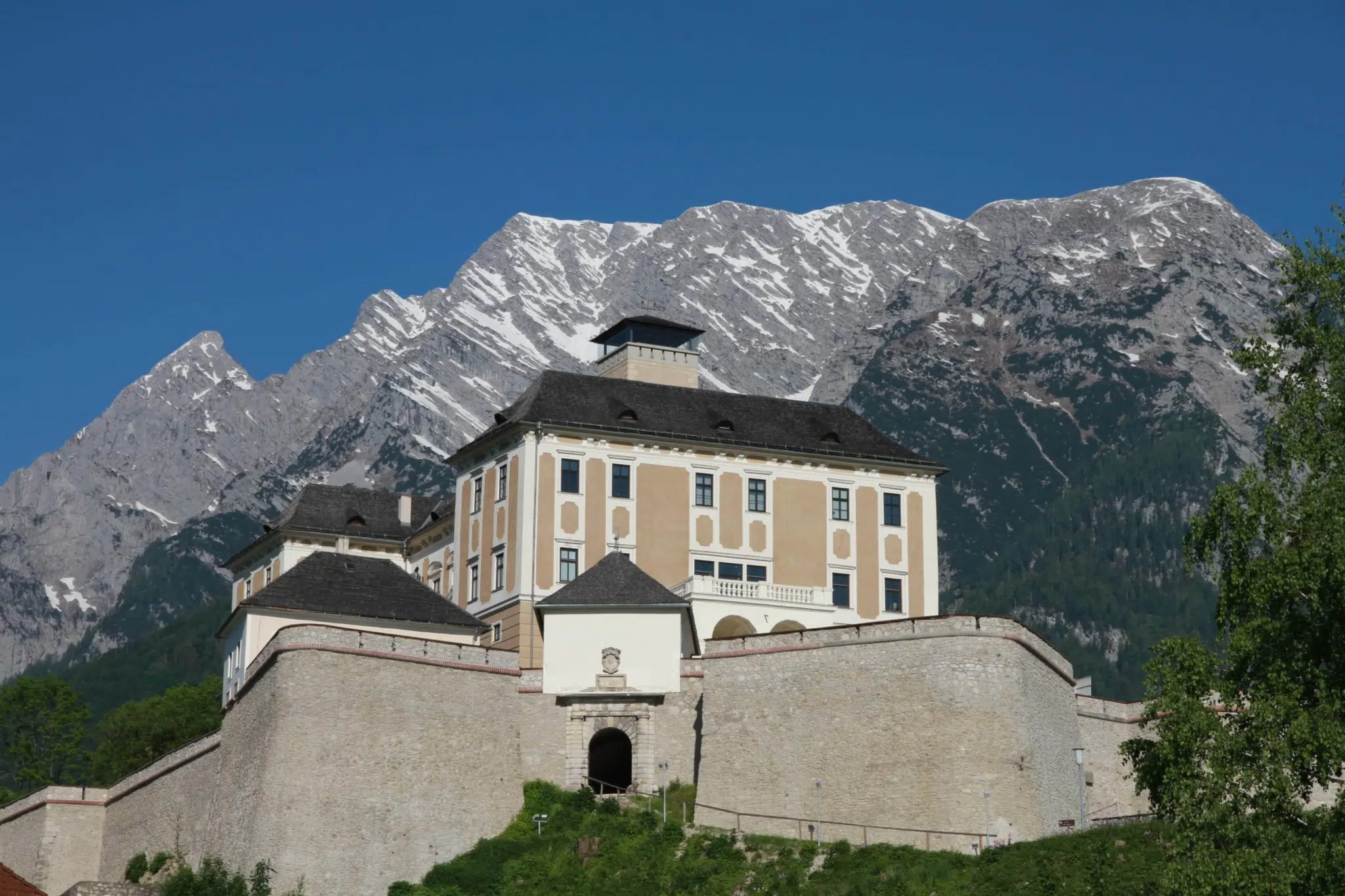 Schloss Trautenfels mit Grimming in der Steiermark. JUFA Hotels bieten erholsamen Familienurlaub und einen unvergesslichen Winter- und Wanderurlaub