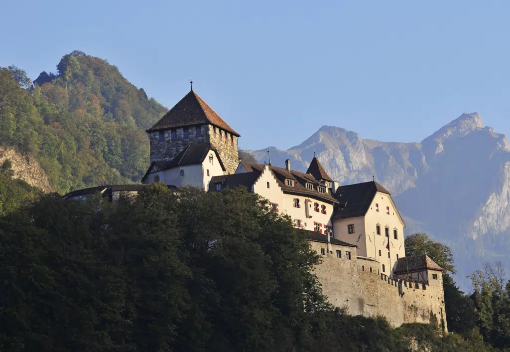 Ihr seht ein Bild des Schloss Vaduz in Liechtetnstein.