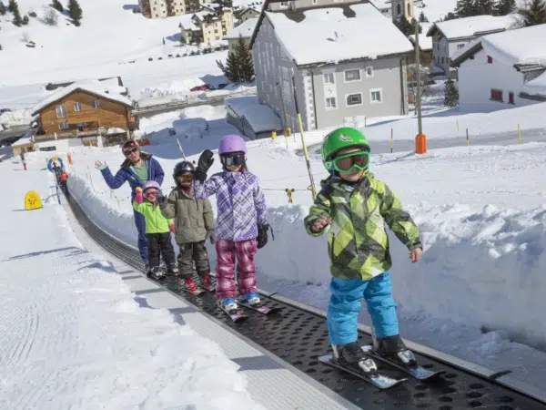 Kinder in der Skischule in Bivio Savognin