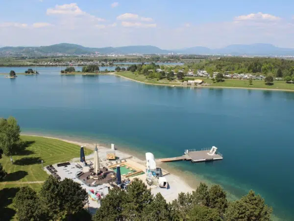 Ihr seht den Schwarzlsee mit dem Schwarzl Freizeitzentrum im Süden von Graz.