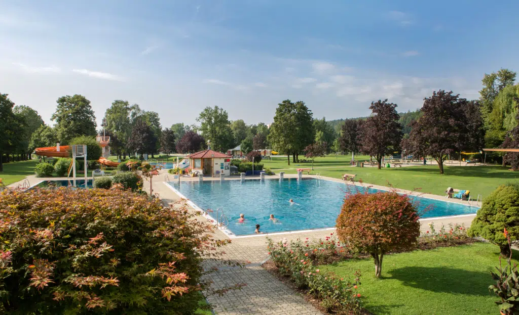 Ihr seht eine Ansicht des Schwimmbeckens im Freibad Weiz. JUFA Hotels bietet erholsamen Familienurlaub und einen unvergesslichen Winter- und Wanderurlaub.