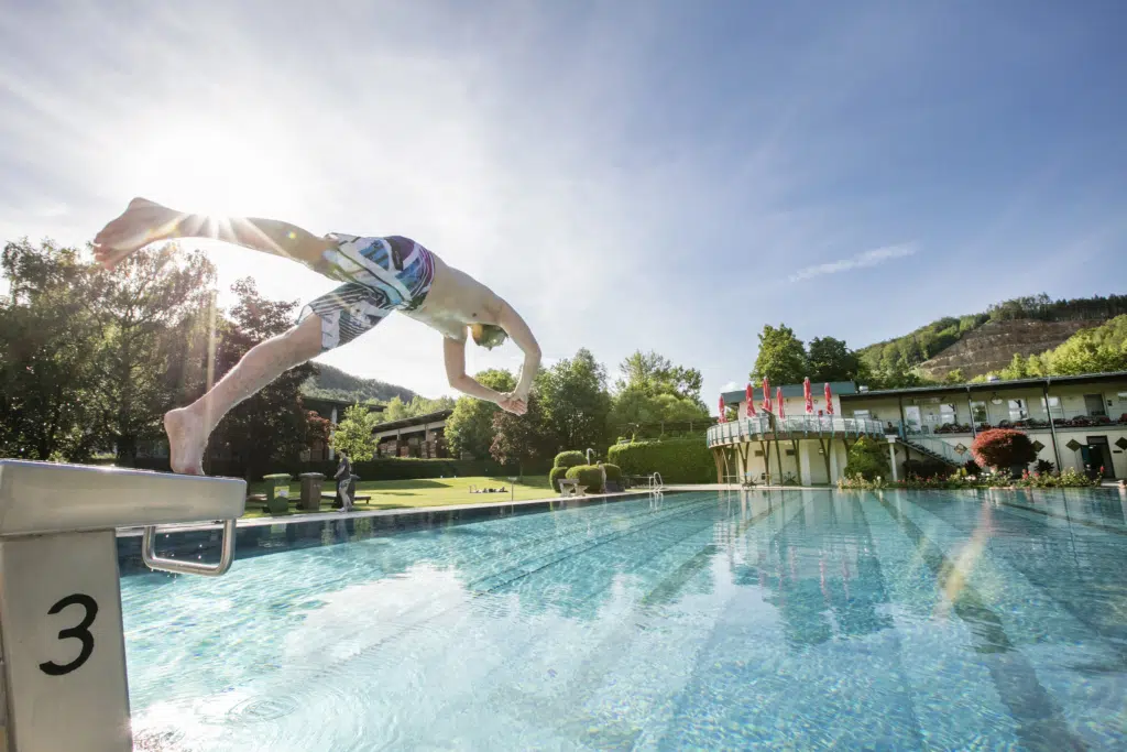 Ihr seht das Schwimmbecken im Freibad Weiz in der Nähe vom JUFA Hotel Weiz***s. Der Ort für kinderfreundlichen und erlebnisreichen Urlaub für die ganze Familie.