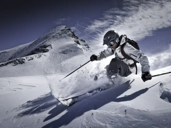 Ihr seht eine Person beim Skifahren auf der Schmittenhöhe in Zell am See-Kaprun.