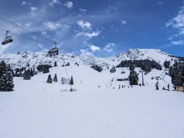 Ihr seht einen Skilift im Skigebiet Oberjoch.