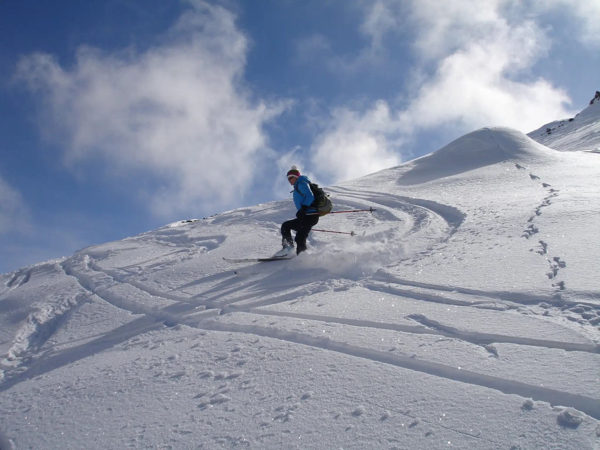 Ihr seht einen Skifahrer bei der Abfahrt bei einer Skitour.