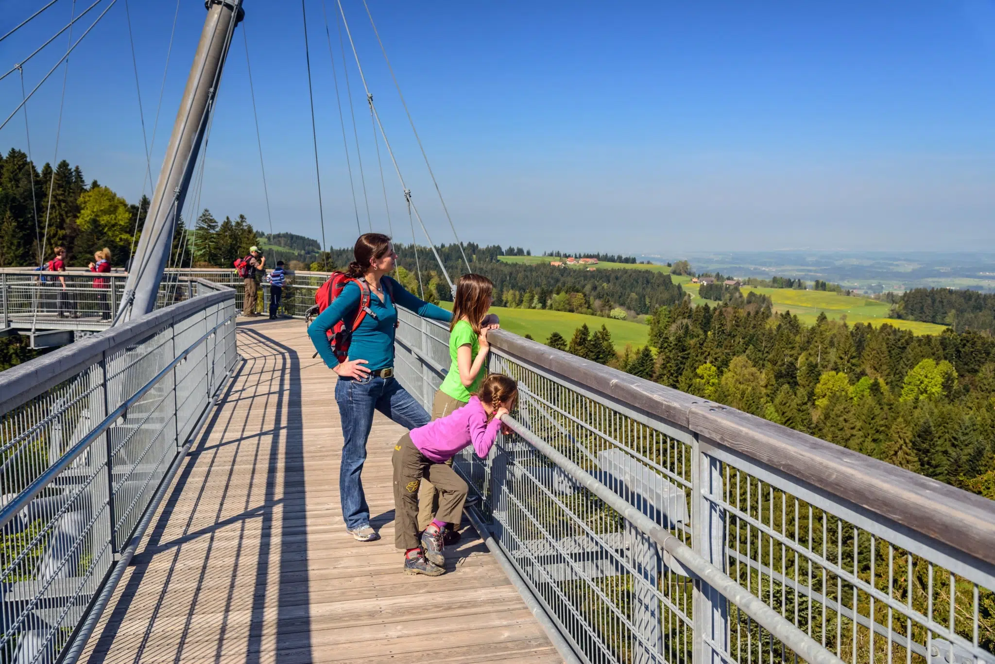 Familie genießt Ausblick vom Skywalk Allgäu in Scheidegg in Bayern in der Nähe von JUFA Hotels. Der Ort für erholsamen Familienurlaub und einen unvergesslichen Winter- und Wanderurlaub., allgäu, angebot, Aussicht, familie, Landschaft, natur, skywalk allgäu, wangen