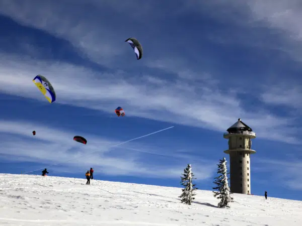 Ihr seht Personen beim Snowkiten am Feldberg. winter, winterlandschaft