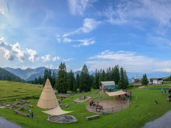 Ihr seht den Tipiberg Spielplatz bei der Falba Stuba in Laterns. Die JUFA Hotels bieten erholsamen Urlaub im Winter wie im Sommer.