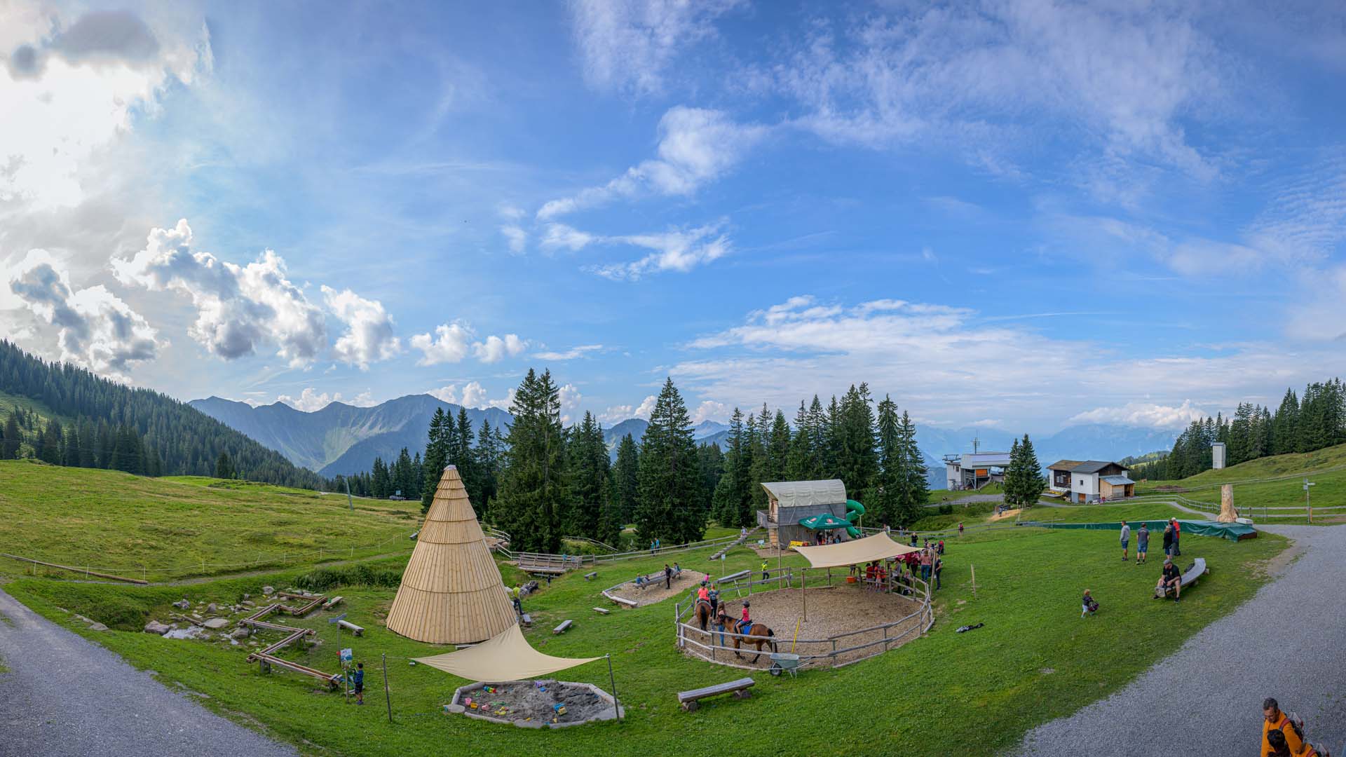 Ihr seht den Tipiberg Spielplatz bei der Falba Stuba in Laterns. Die JUFA Hotels bieten erholsamen Urlaub im Winter wie im Sommer.