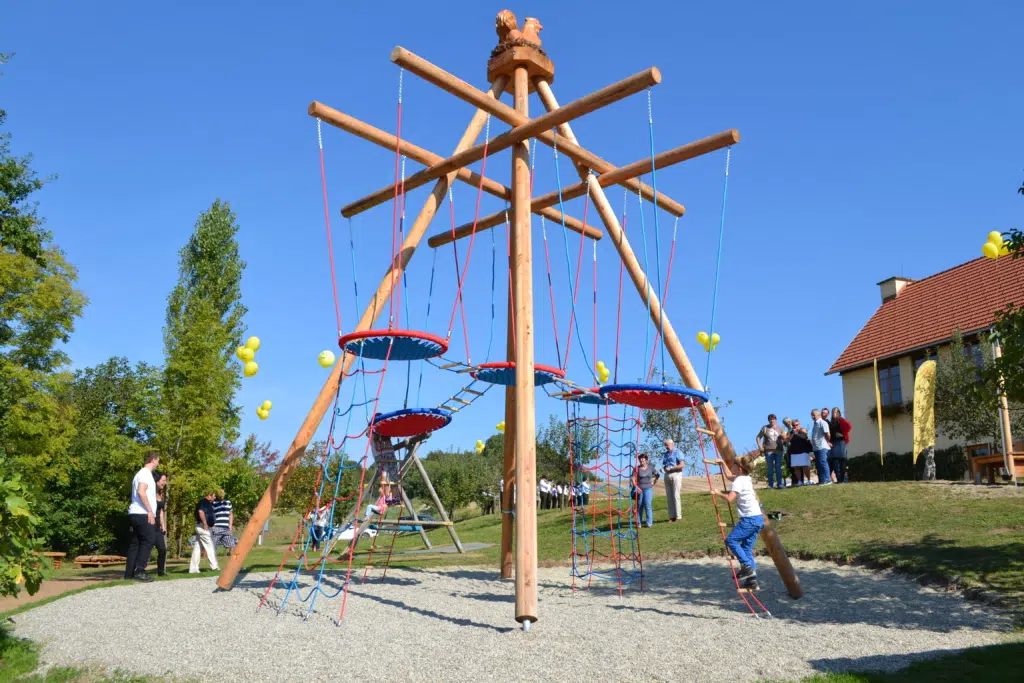 Spielplatz mit Klettergerüst im JUFA Hotel Tieschen Landerlebnis