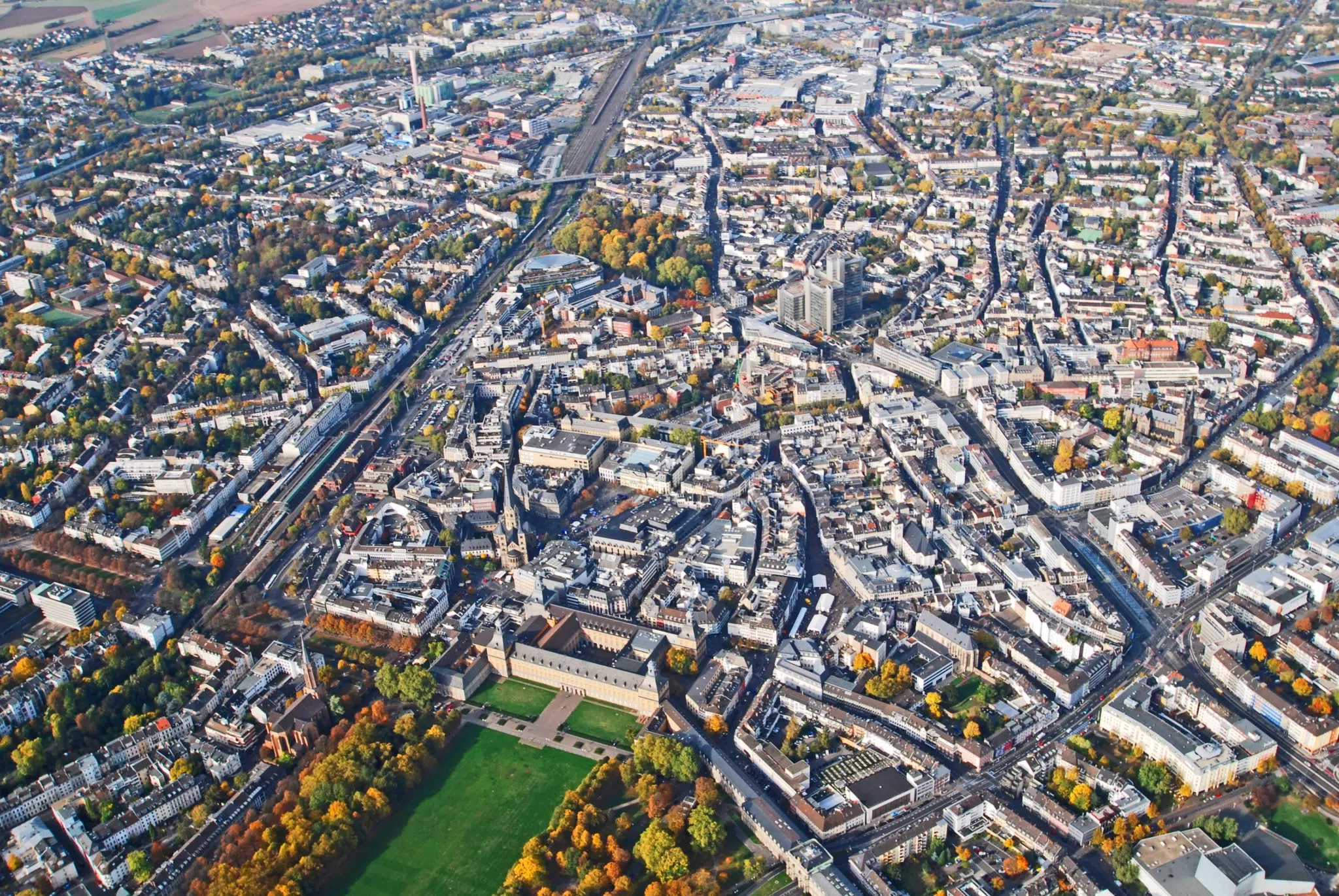 Ihr seht eine Luftaufnahme der Stadt Bonn.