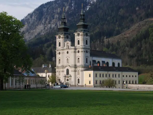 Ihr seht die Stiftskirche in Spital am Pyhrn direkt neben dem JUFA Hotel Spital am Pyhrn*** im Sommer.