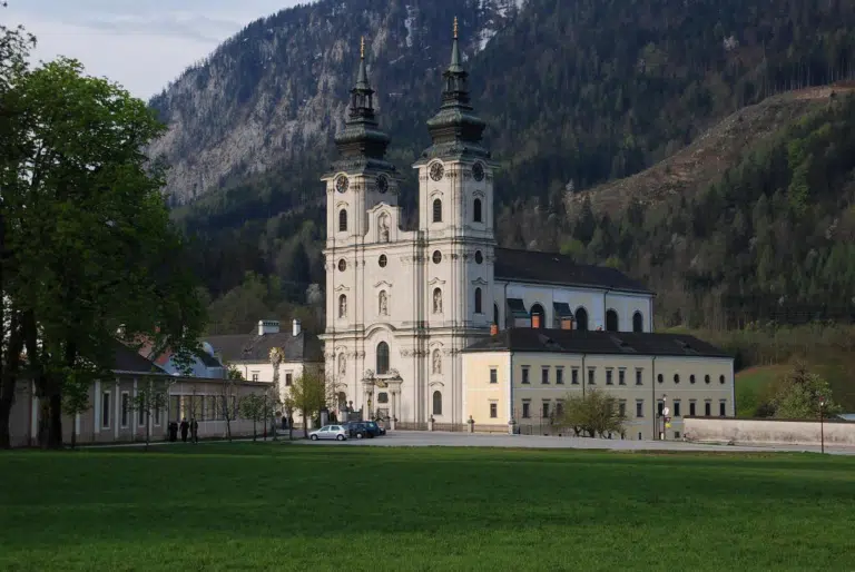 Ihr seht die Stiftskirche in Spital am Pyhrn direkt neben dem JUFA Hotel Spital am Pyhrn*** im Sommer.