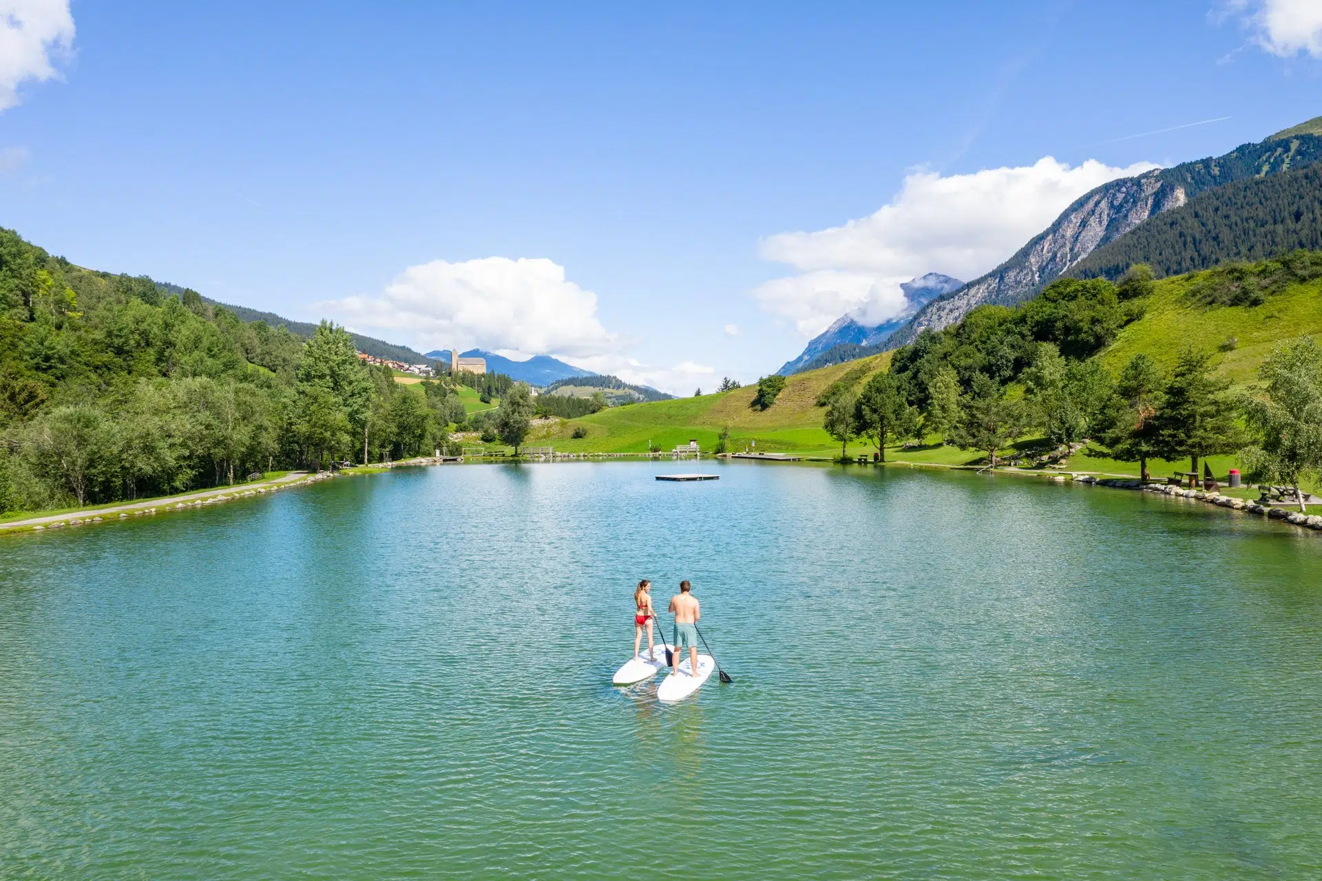 Paar auf SUPs am Lai Barnagn/Schweiz