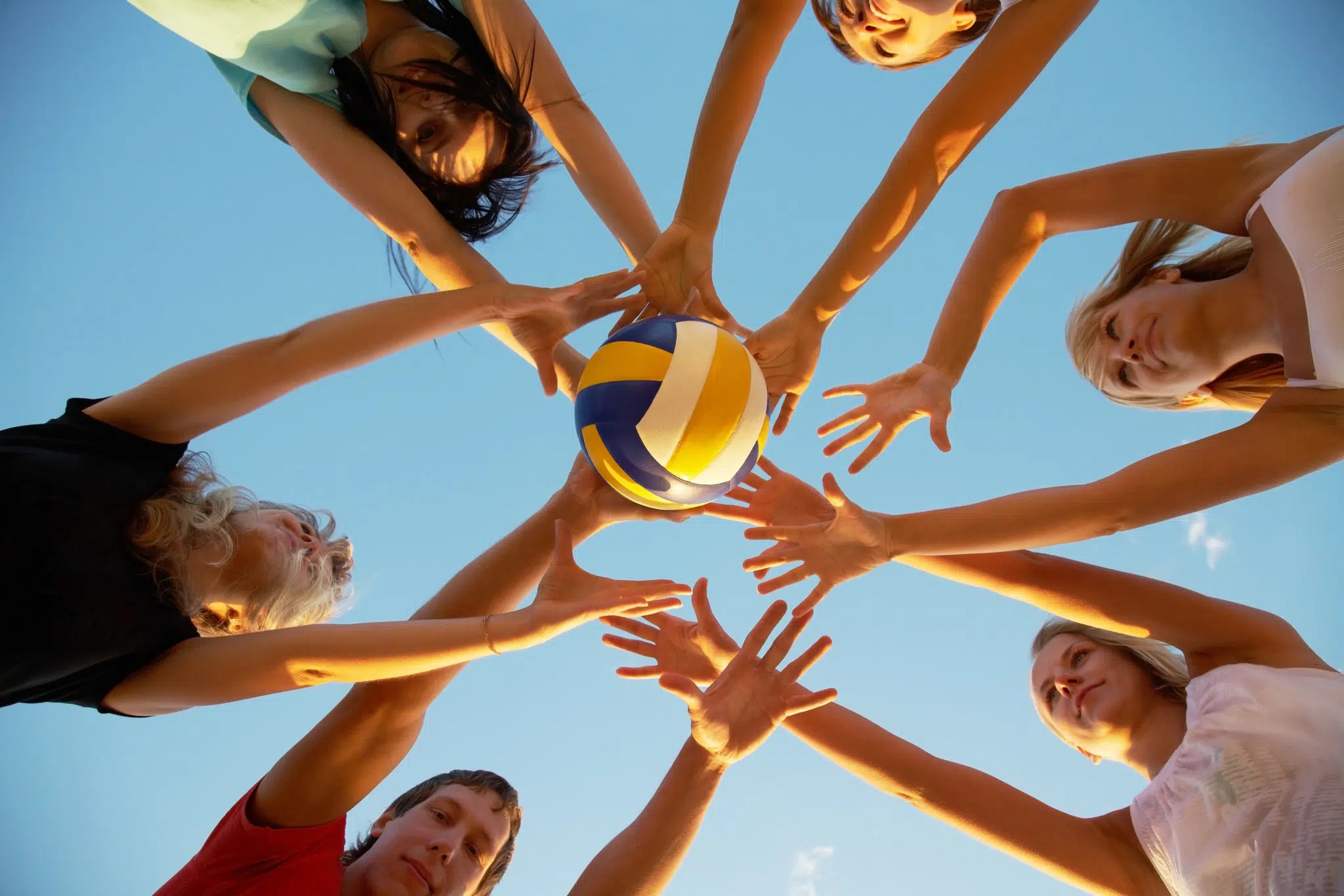 Teens bei einem Ballspiel beim Teambuilding. JUFA Hotels bietet starkes und kreatives Teambuildung in abwechslungsreichen Regionen.