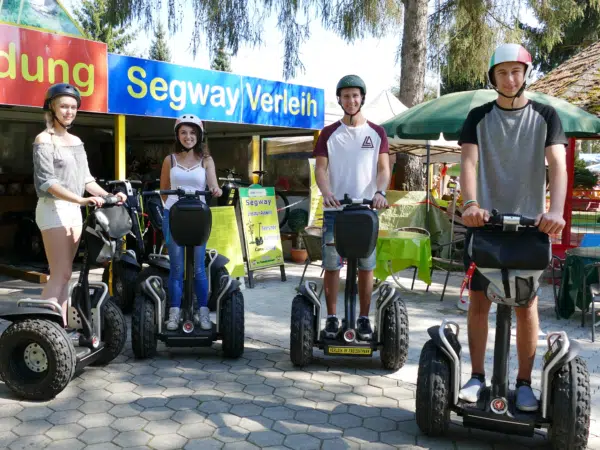 Teens mit Segways im Freizeitpark Stubenbergsee