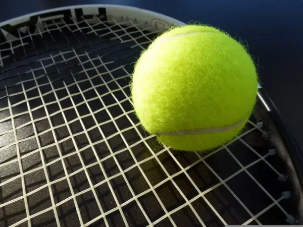 Ihr seht einen Tennisschläger mit Tennisball. tennis, sport, schläger, ball